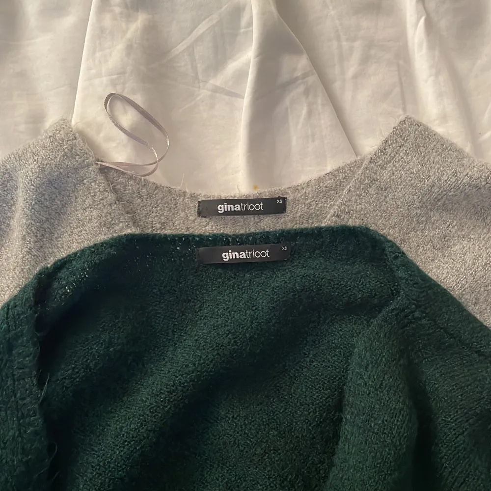 Väldigt fina och sparsamt använda stickade tröjor från Gina Tricot. Strl xs på båda utan defekter🫶  Kommer i paketpris billigt! Hör av er vid ytterligare frågor🫶. Stickat.