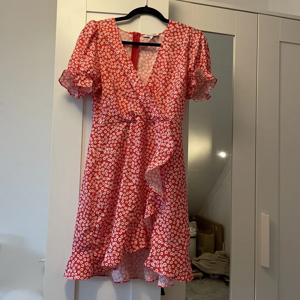 Den klassiska fina rödblommiga klänningen från Chiquelle. ❤️🫶 Säljes pga för stor storlek för mig!. Klänningar.
