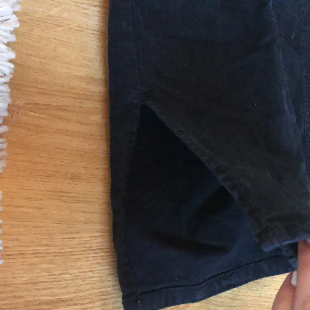 Svarta jeans ifrån Gina Tricot med slits nere, det är storlek M men dom sitter som S. Jeans & Byxor.