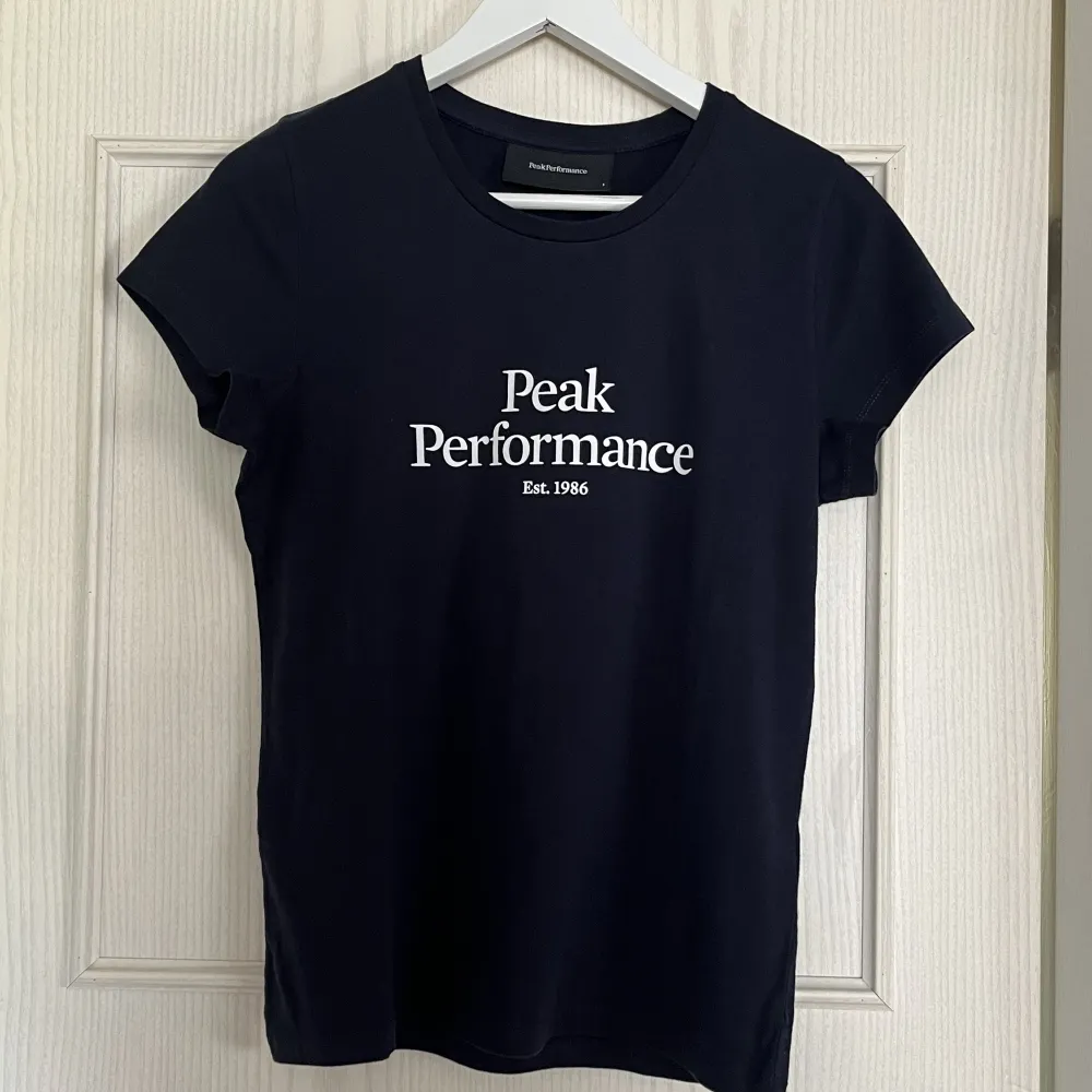 Ny T-shirt från peak performance, mörkblå med vitt tryck⭐️ den är oanvänd💗 frakten står nedan, betalning via köp nu⭐️. T-shirts.