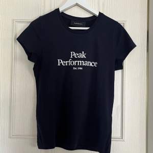 Ny T-shirt från peak performance, mörkblå med vitt tryck⭐️ den är oanvänd💗 frakten står nedan, betalning via köp nu⭐️