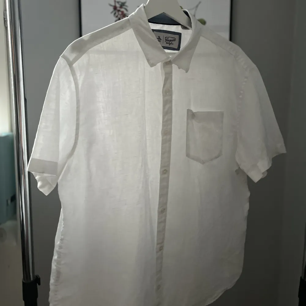 Kortärmad linneskjorta från original pengiun! Använd fåtal gånger (väldigt bra skick) nypris cirka 800kr. Fraktas över hela Sverige 🇸🇪 . Skjortor.