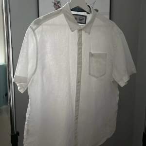 Kortärmad linneskjorta från original pengiun! Använd fåtal gånger (väldigt bra skick) nypris cirka 800kr. Fraktas över hela Sverige 🇸🇪 