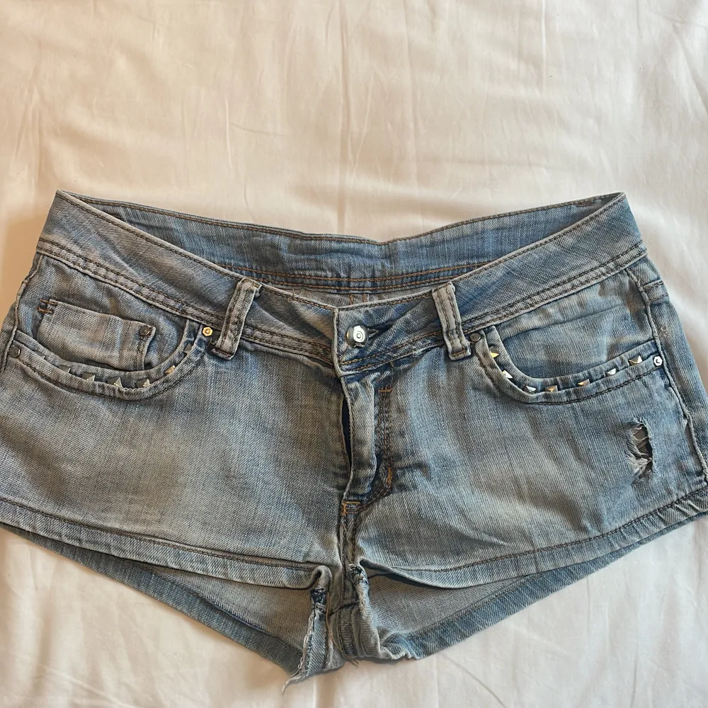 Coola jeansshorts med nitar och snygga fickor. Säljer eftersom de är för stora.. Shorts.