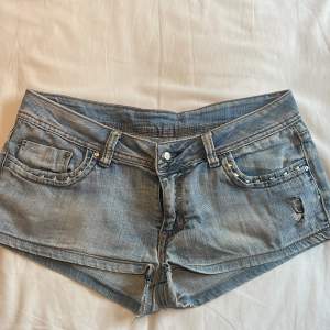 Coola jeansshorts med nitar och snygga fickor. Säljer eftersom de är för stora.
