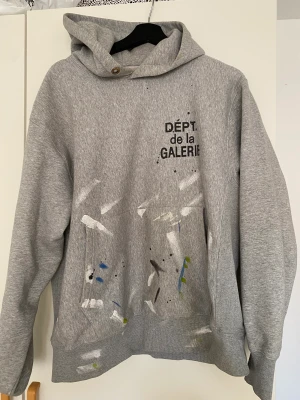 Gallery Dept tröja - Gallery dept tröja i storlek M. Den är köpt här på Plick för 2500kr. Den är ganska använd men ändå i väldigt bra skick. (Säljer åt min kille)
