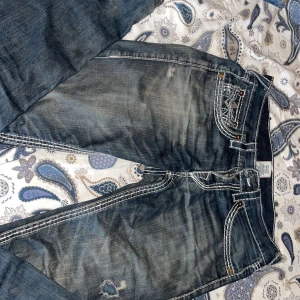True Religion  - Jätte snygga trueys med vit stitching och bra pass form och straight leg men sitter mer som bootcut 