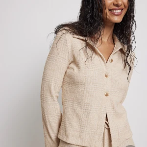 Boucle ”skjorta” NAKD - Skjorta från NAKD. Skit snygg nu till sommaren. Aldrig använt. Köpt för 449kr men säljer den för 250kr ❤️