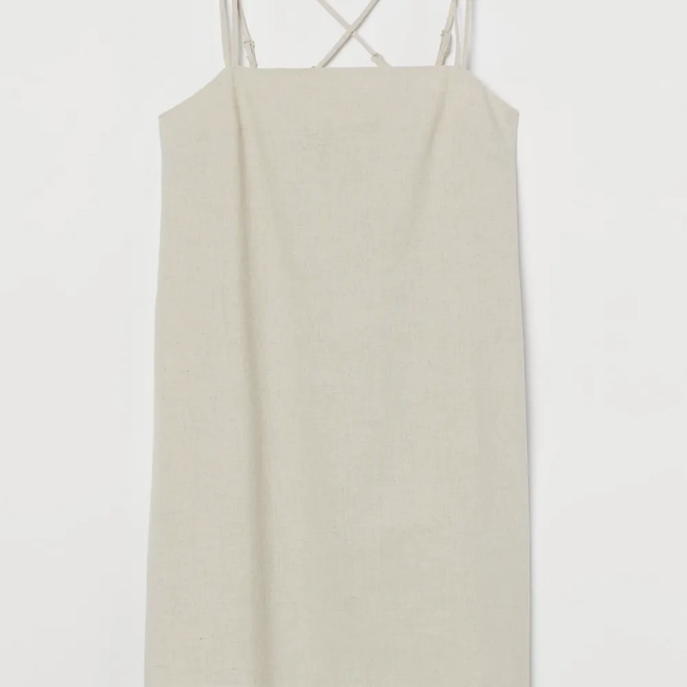Säljer denna linne beiga klänning från H&M. Den är så fin och bekväm. Säljer den eftersom den är för kort och den här blivit liten på mig. 🙂. Klänningar.