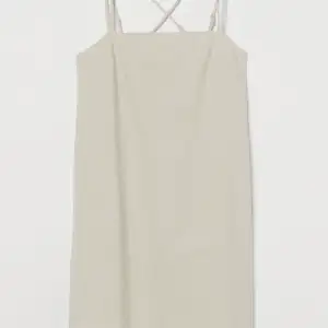 Säljer denna linne beiga klänning från H&M. Den är så fin och bekväm. Säljer den eftersom den är för kort och den här blivit liten på mig. 🙂