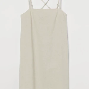 Klänning - Säljer denna linne beiga klänning från H&M. Den är så fin och bekväm. Säljer den eftersom den är för kort och den här blivit liten på mig. 🙂