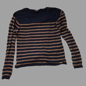 Randig tröja - Säljer en fin randig tröja! Köpt second hand men själv har jag använt den sällan då den är lite liten för mig. Jättebra skick. Kan diskutera pris. 💕