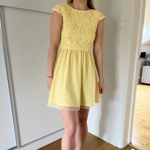 Gul klänning - Gul sommarklänning från Bubbleroom, 100kr + frakt🌟