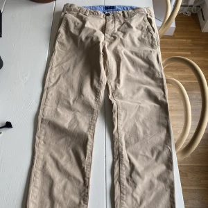 Gant chinos junior - Chinos i mycket gott skick! Rak smal modell. Justerbar i midjan. 