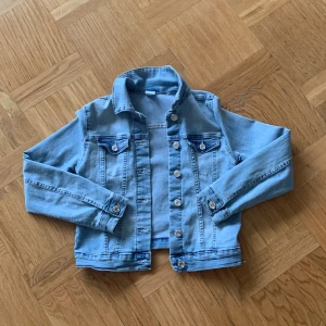 Jeansjacka - Har använts men är i bra skick! Strl 140 från h&m. Kostar 50 kr+frakt💗