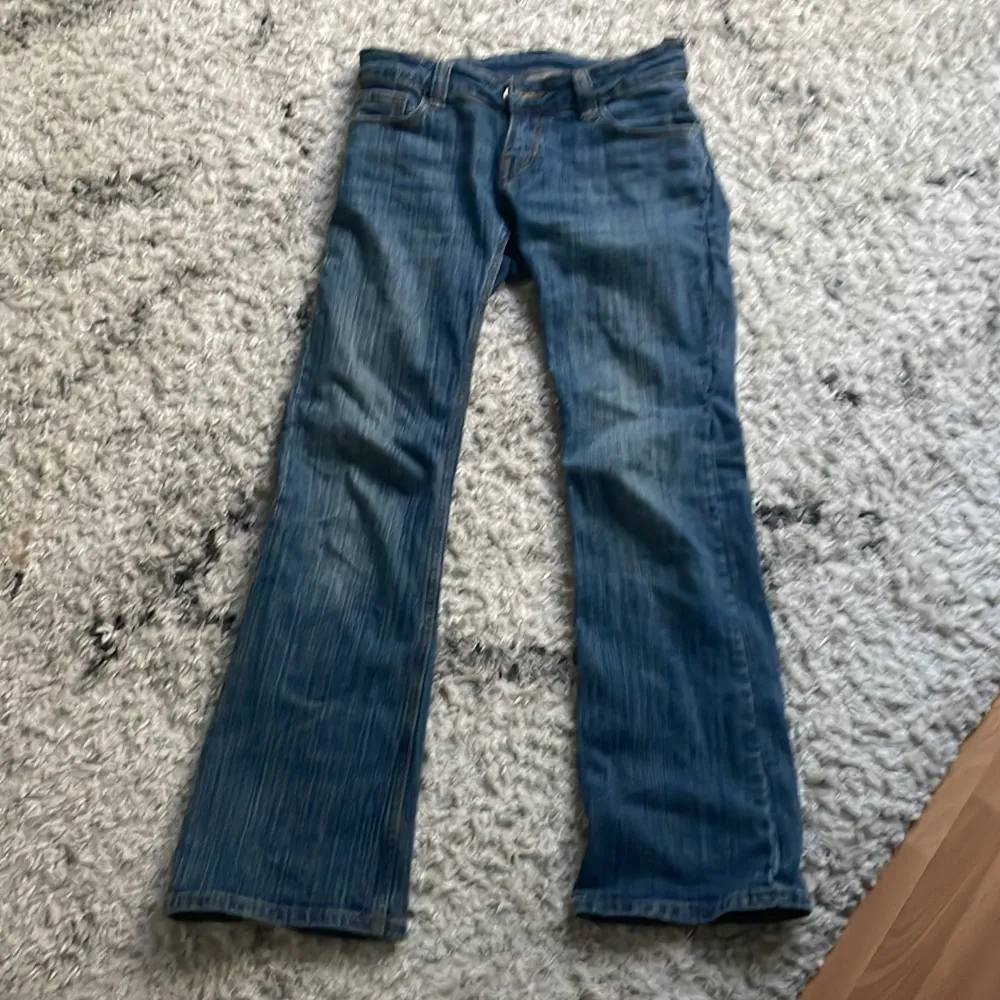 Ett par jättefina Brielle 90’s jeans från Brandy Melville. Säljer då de inte kommer till tillräckligt mycket användning. Inga defekter förutom att jag själv sytt in ett skosnöre vid midjan men det går enkelt att dra ut!❤️ nypris:500kr. Jeans & Byxor.