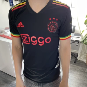 FOTBALLS T-SHIRT Ajax  - En helt ny t shirt som inte gick till användning då den sitter tajt. Passar någon som är cirka 170cm och gillar kläder som sitter åt.