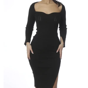 jättteee fin lång svart klänning - Köpte denna fina klänning på Yeslondon för 500kr andvänt den 2 gånger den är i utmärkt skick säljer pågrund av att den inte sitter dom jag ville :( (köparen står för frakt)