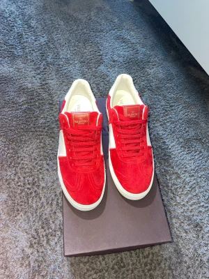 Valentino Flycrew - Röda valentino Flycrews i storlek 40, endast använda två gånger. Därför väldigt bra skick, box dustbag och snören ingår!