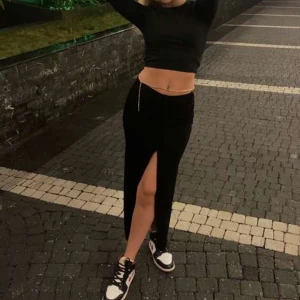 Lång kjol - Från Bershka, storlek S.  Bra skick, går att hämta eller skickas. 150 kr, kan diskuteras vid snabb affär.🥰