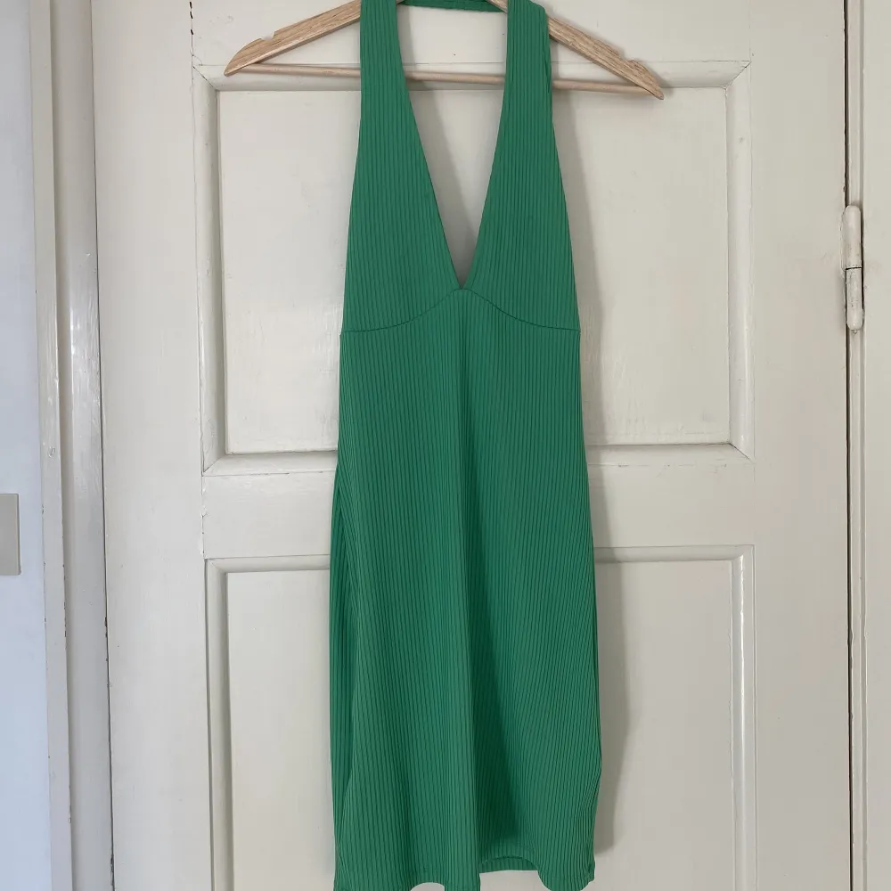 Fin grön klänning med urringning. Endast använd en gång. Klänningar.