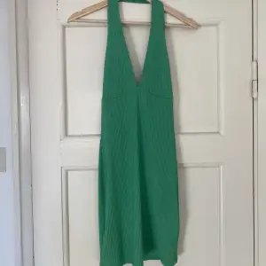 Fin grön klänning med urringning. Endast använd en gång