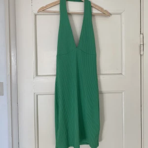 Fin grön klänning  - Fin grön klänning med urringning. Endast använd en gång