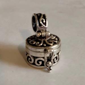 Hänge, Locker. Liten box i 925 sterlingsilver. Fint filigran mänster. Ganska tjock trots den lilla storleken.   Aldrig använd  