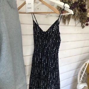 Sommarklänning  - Mjuk och skön sommarklänning som tyvärr är för liten för mig nu. Går ner strax ovanför knäna 