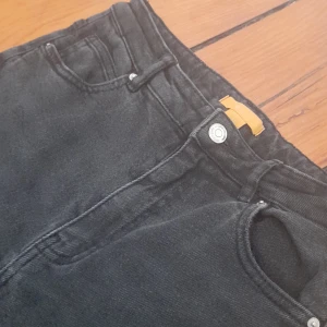 Highwasted jeans - Storlek 158 Svarta Highwasted Använda kanske 20 gånger  Loose fit/ slim