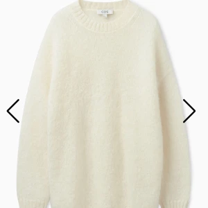 Cos stickad tröja  - Säljer denna jättefina stickade tröjan från cos som inte säljs längre orginalpriset är 990kr❤️