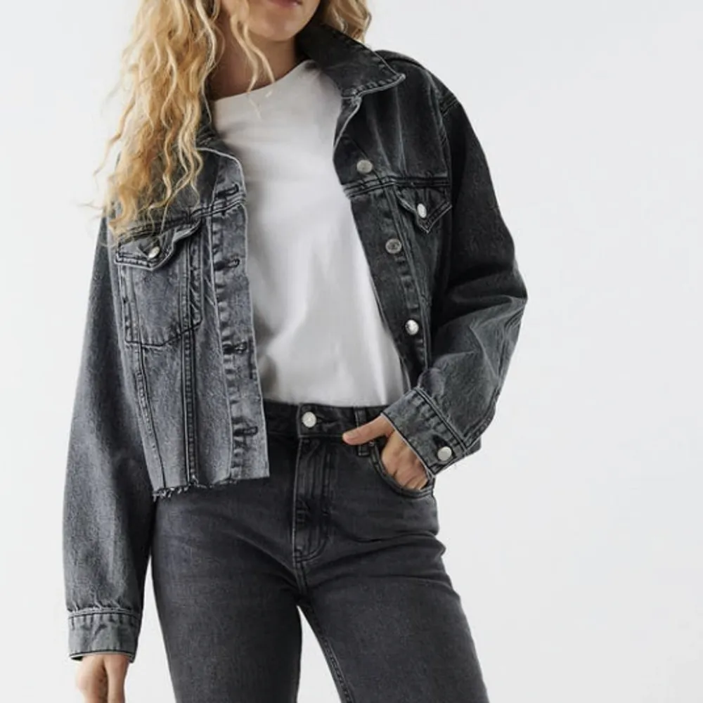 Säljer en super fin och trendig jeans jacka från Gina tricot, frakt diskuteras💕. Jackor.