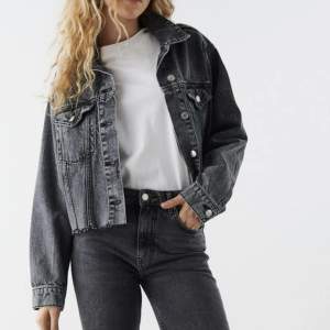 Säljer en super fin och trendig jeans jacka från Gina tricot, frakt diskuteras💕