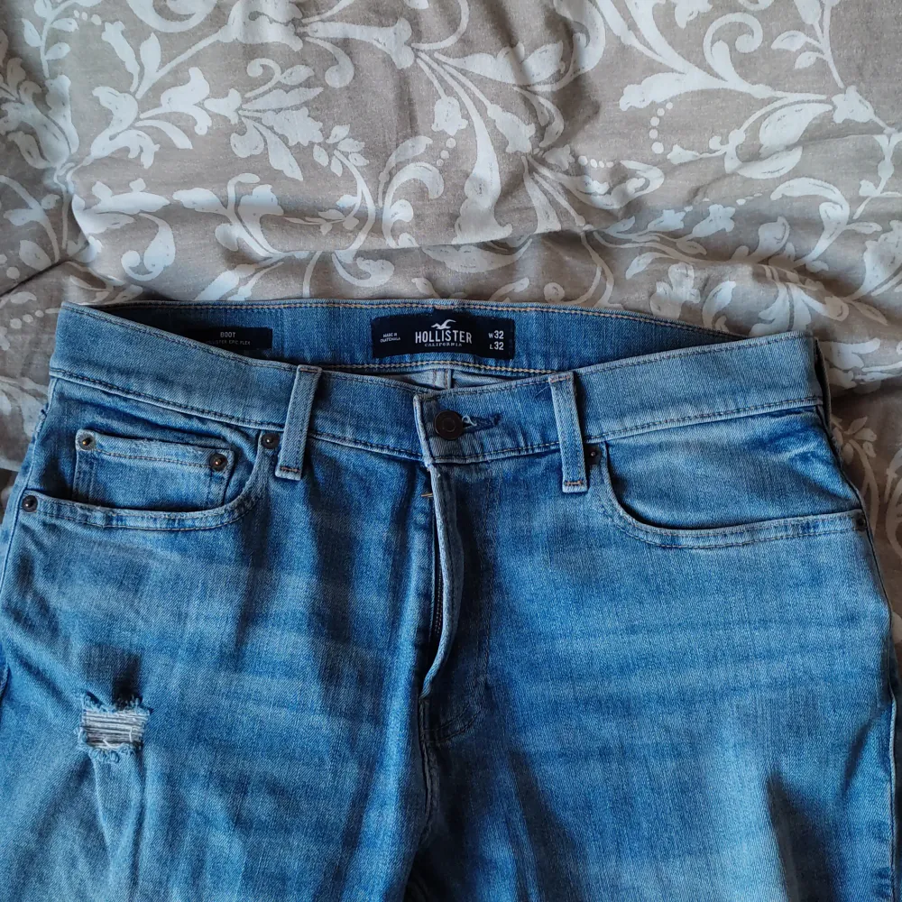 Ett par jättesnygga Hollister jeans i storleken 32/32, M. De är bootcut och ger dig rockarkänslan. Hål vid knäna (enligt design). Bara att skriva om ni har funderingar! Pris går att diskutera . Jeans & Byxor.