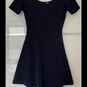 Blå klänning  - Marinblå klänning från H&M Divided, strl 34.