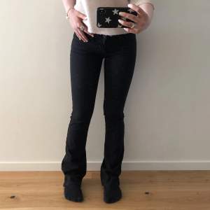 så snygga levis jeans W24 och perfekt i längden på mig som är 160💓modellen heter 715 bootcut!