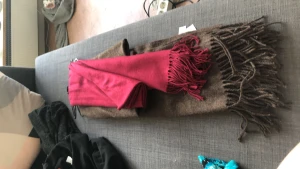 2 halsdukar från Ullared  - Två halsdukar från Ullared Helt oanvända One size fits all  Färg: Röd & Brun 