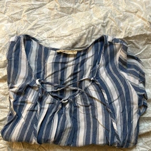 Blus från Hollister  - Superfin blå och vit blus från Hollister i storlek S! Det finns snörning vid brösten vilket gör att man kan reglera hur man vill att den sitter. Den har även lite öppningar vid armarna vilket gör en så fin detalj! 