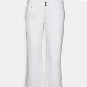 Vita lågmidjade bootcut jeans som knappt är använda och har inga defekter och är rena, säljer eftersom dom är lite för stora💘 ❗️köparen står för frakt❗️