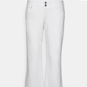 Neon & nylon low waist bootcut jeans - Vita lågmidjade bootcut jeans som knappt är använda och har inga defekter och är rena, säljer eftersom dom är lite för stora💘 ❗️köparen står för frakt❗️