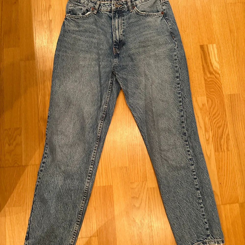 Jeans från zara använda 1 gång. Billigt pris då jag har mycket kläder jag vill bli av me! Kom privat för fler bilder!. Jeans & Byxor.