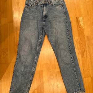 Jeans från zara använda 1 gång. Billigt pris då jag har mycket kläder jag vill bli av me! Kom privat för fler bilder!