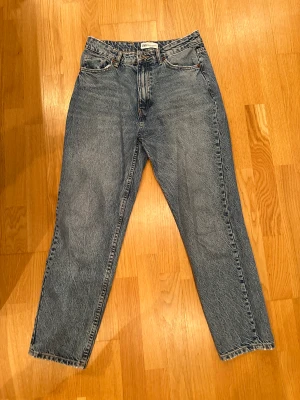 Zara jeans - Jeans från zara använda 1 gång. Billigt pris då jag har mycket kläder jag vill bli av me! Kom privat för fler bilder!