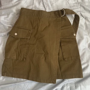 Cargokjol - Säljer denna cargokjol i omlottmodell. Använd men i fint skick! 