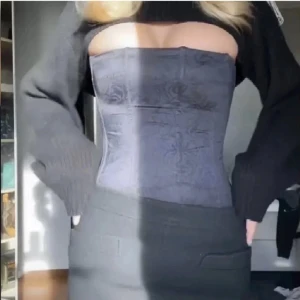 Korsett  - Skit snygg korsett, kan tänka mig att byta mot en M också!