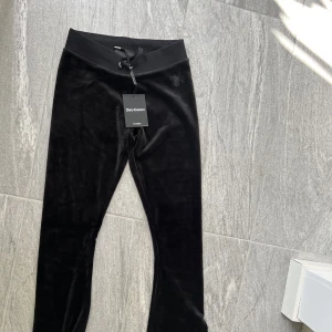 Helt nya Juicy Couture - Säljer mina helt nya Juicy Couture byxor i storlek S pågrund av att jag köpte fel storlek🥺 