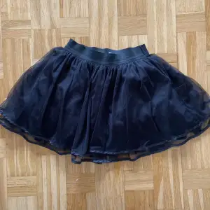 Svart liten kjol med tre lager, för barn. Använd några gånger 