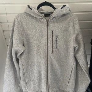 Sailracing hoodie - En zip up sailracing hoodie i bra skick säljes då den är för liten för mig.