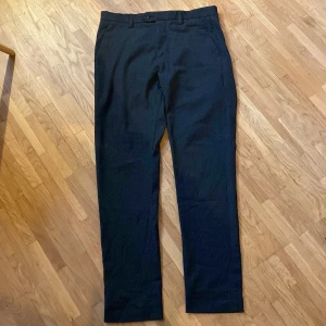 Tygbyxor  - Svarta tygbyxor från Jack & Jones helt nya i skick. Använt dom 2-3 gånger. Stl 30/30 