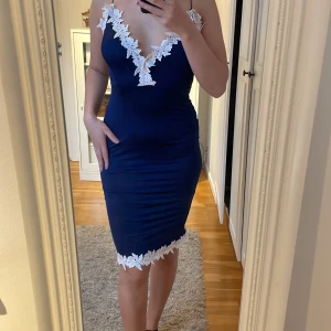 Festklänning  - Fin blå klänning med vit/rosa spets. Väldigt stretchig så passar många olika storlekar. Perfekt för bröllop!